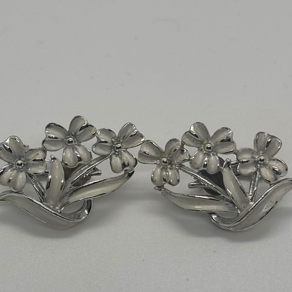 Coro Vintage Silver Tone White Enamel Floral Bouquet Clip On Earrings Signed‎